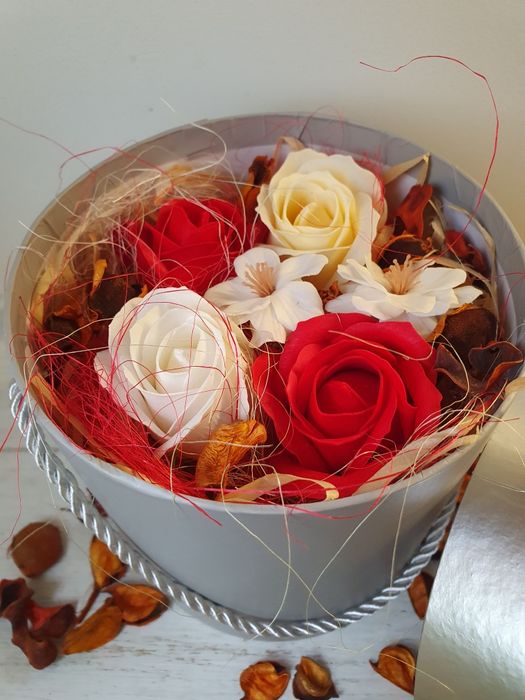 Box Dzień Nauczyciela kwiaty mydlane róże.