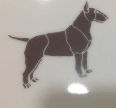 Prato de porcelana com desenho de Bull Terrier em prateado. Com 20 cm