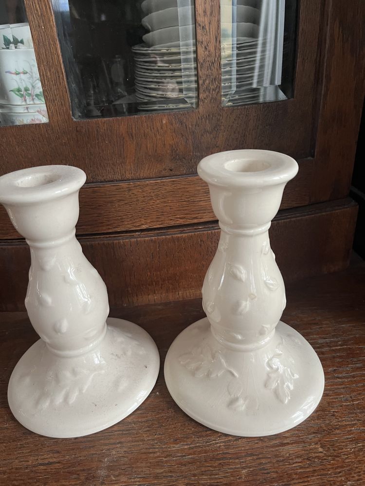 Dwa porcelanowe świeczniki