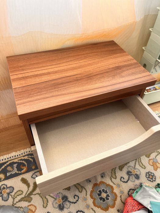 Mesa de cabeceira de design moderno, quase nova — 49x35x55