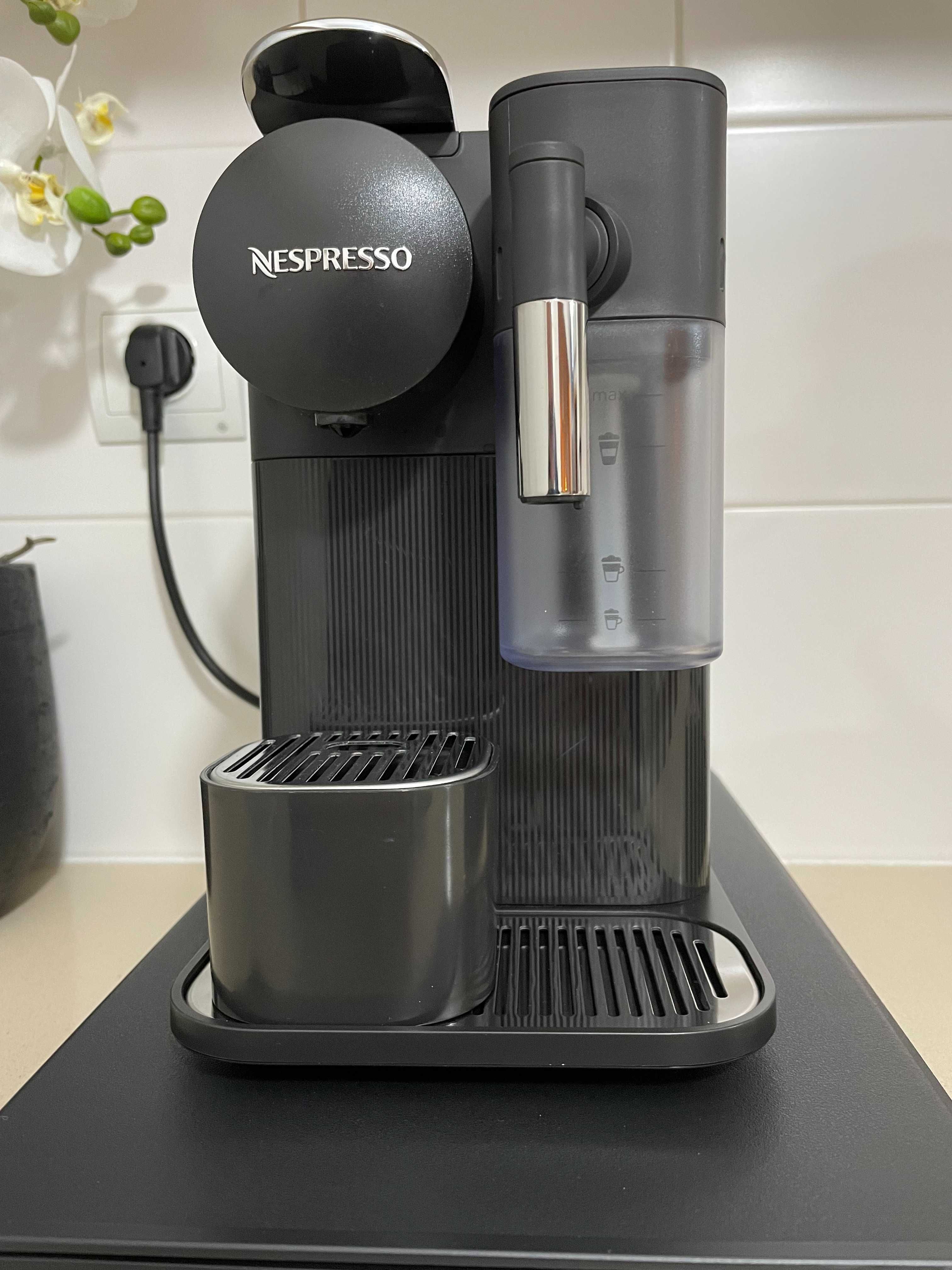 Máquina de Café DELONGHI Nespresso