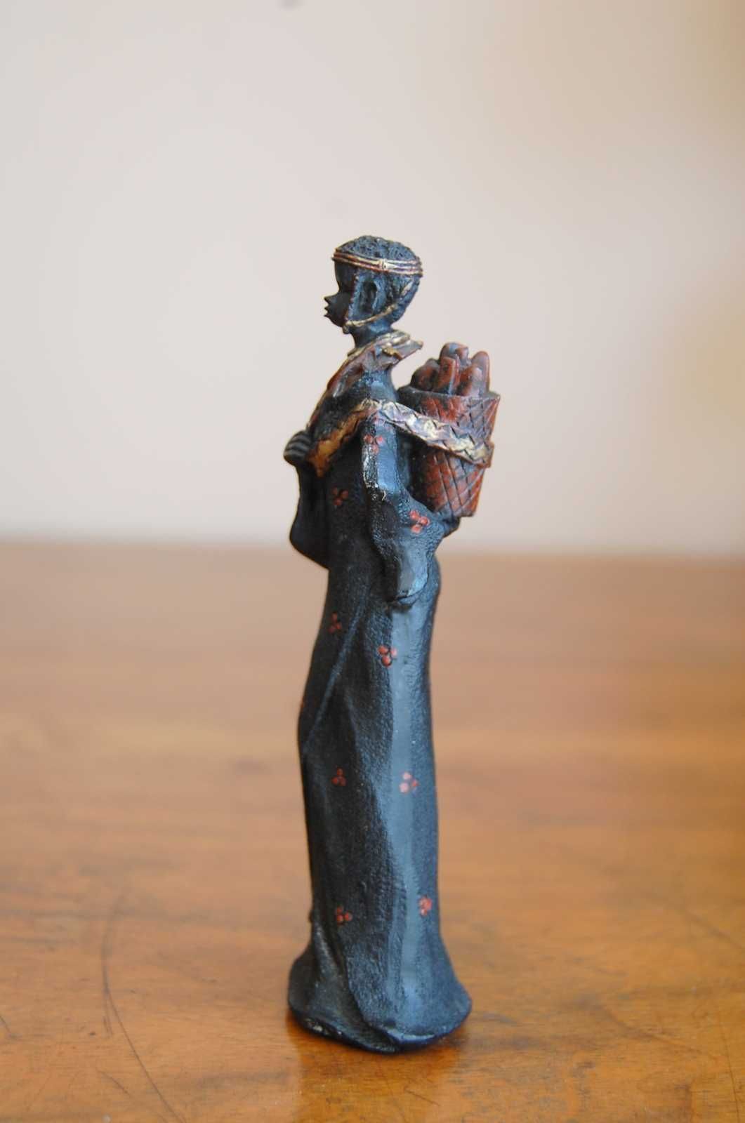 Ładna afrykańska figurka. Afrykańska kobieta. Wysokość 13 cm.