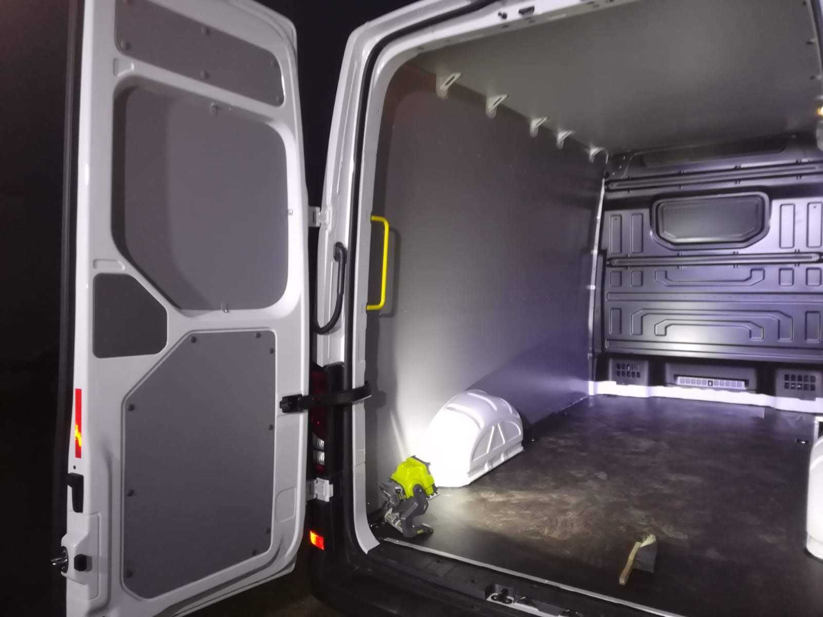 Zabudowa przestrzeni ładunkowej paki busa w aucie VW Crafter L4H3