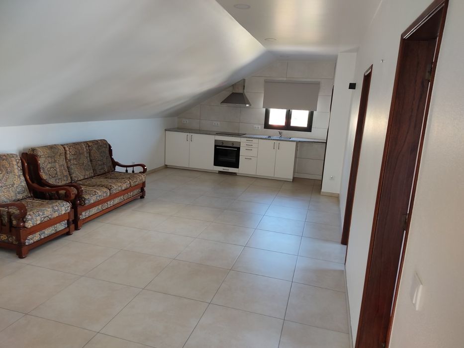 Aluga-se apartamento T2