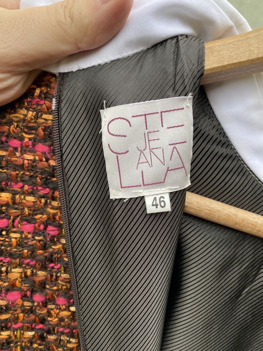 Pomarańczowa brązowa tweedowa sukienka midi z kołnierzem Stella Jean