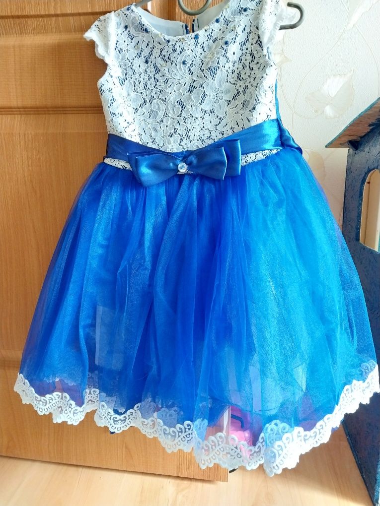 Продам прекрасное детское платье 104-116 см