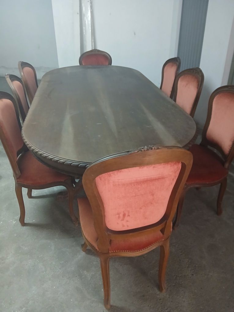 Mesa grande em madeira maciça com 8 cadeiras em veludo