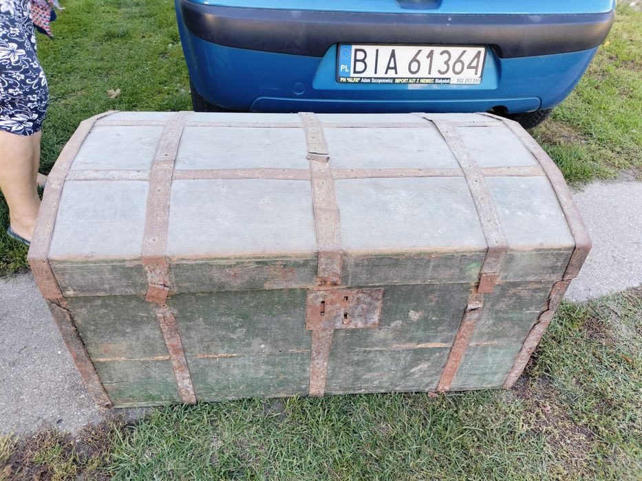 Starocie kufer, oficerki, kołowrotek