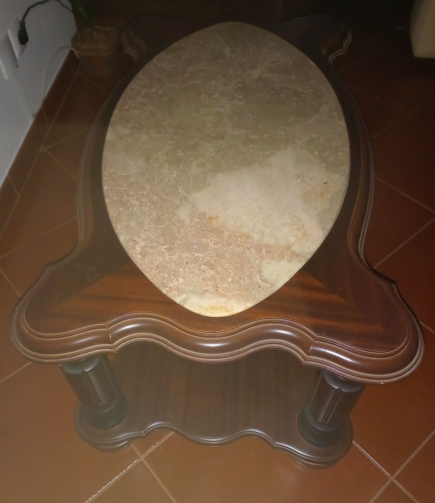 Mesa de sala com tampo em mármore