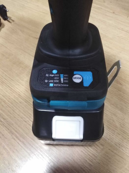 Akumulatorowy klucz udarowy bezszczotkowy 18V 1800Nm zestaw