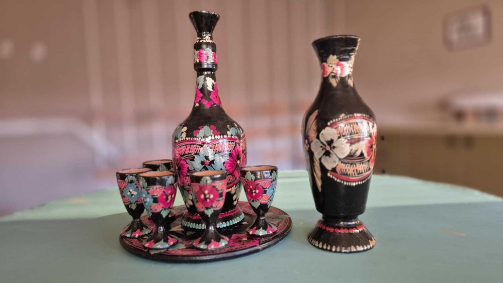 Drewniany komplet folk – karafka, 5 kieliszków, taca, wazon