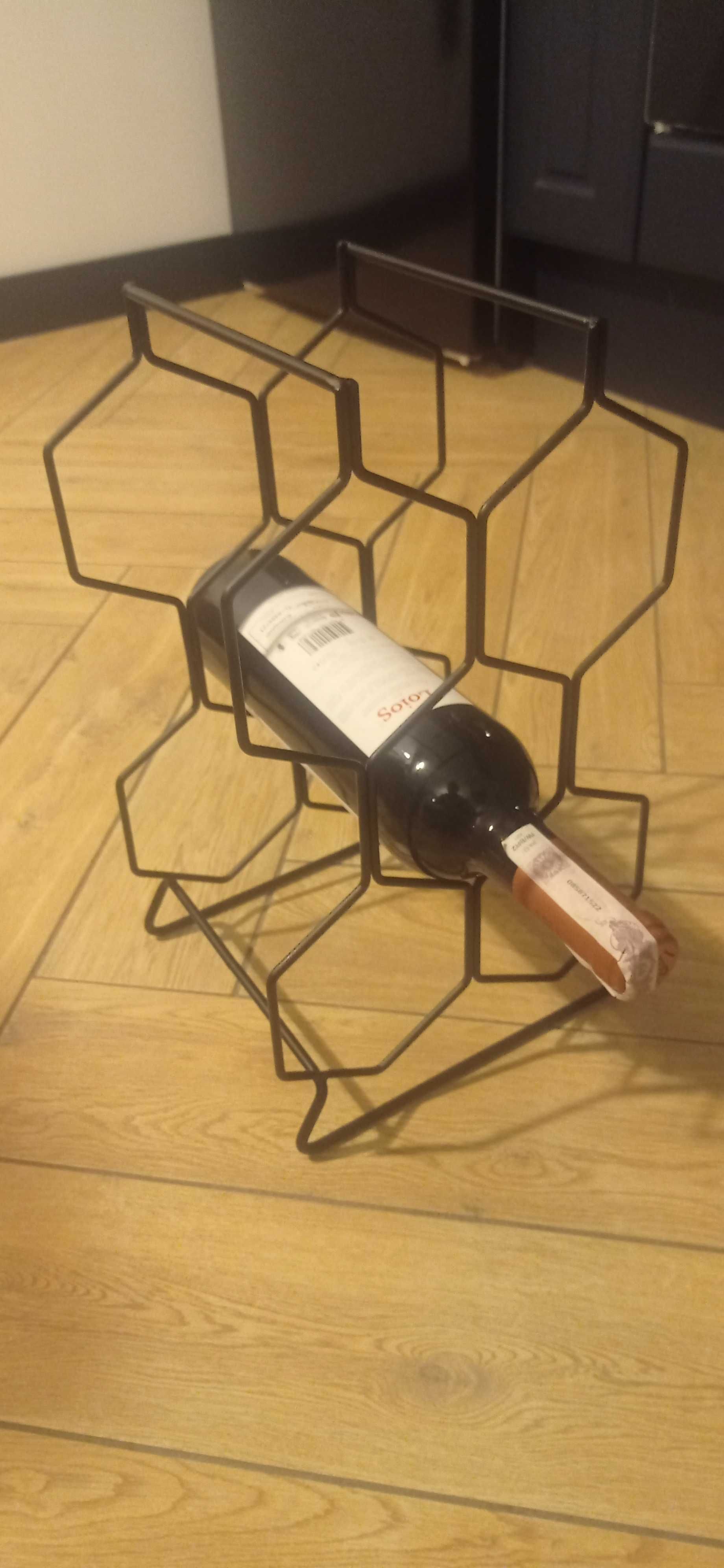 Metalowy stojak na wino