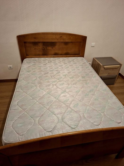 Cama de casal com colchão e estrado