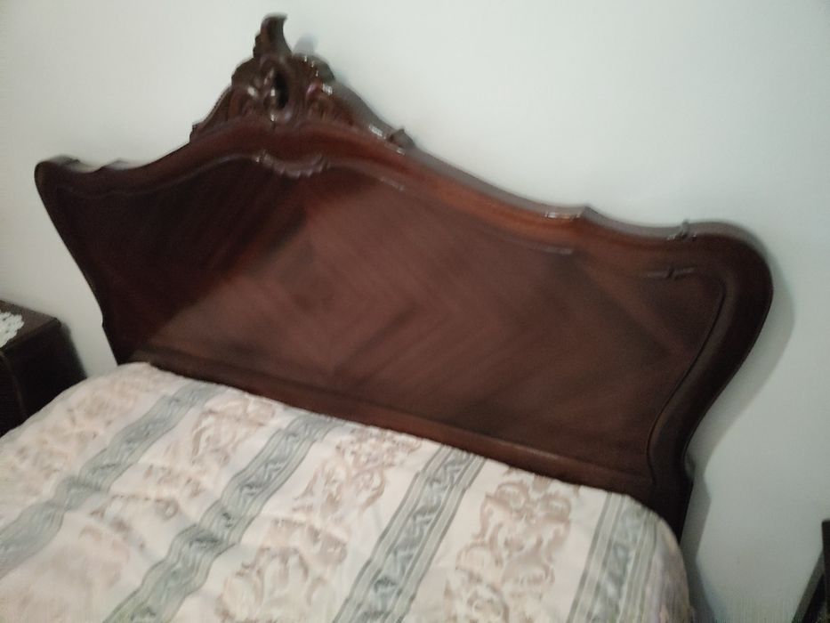 Cama de casal com 2 mesas cabeceira.