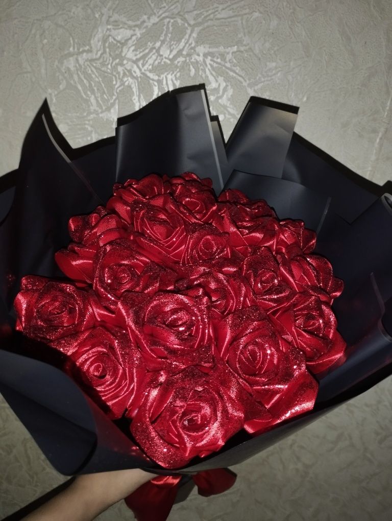 Прекрасные красные розы с атласа , 21 розочка.