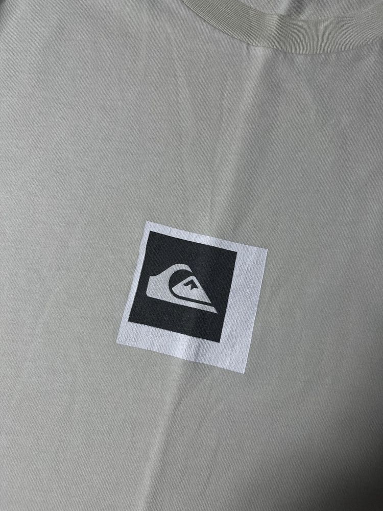 Футболка quiksilver вінтажна з центр лого на грудях Бежева
