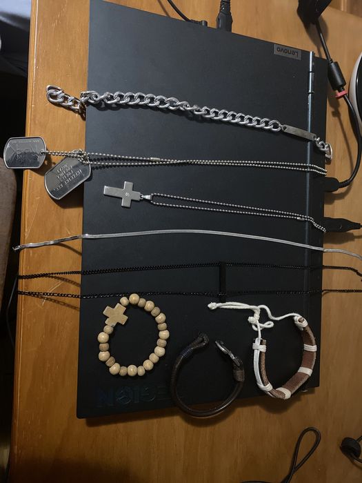 Pulseiras e colares aço e pele