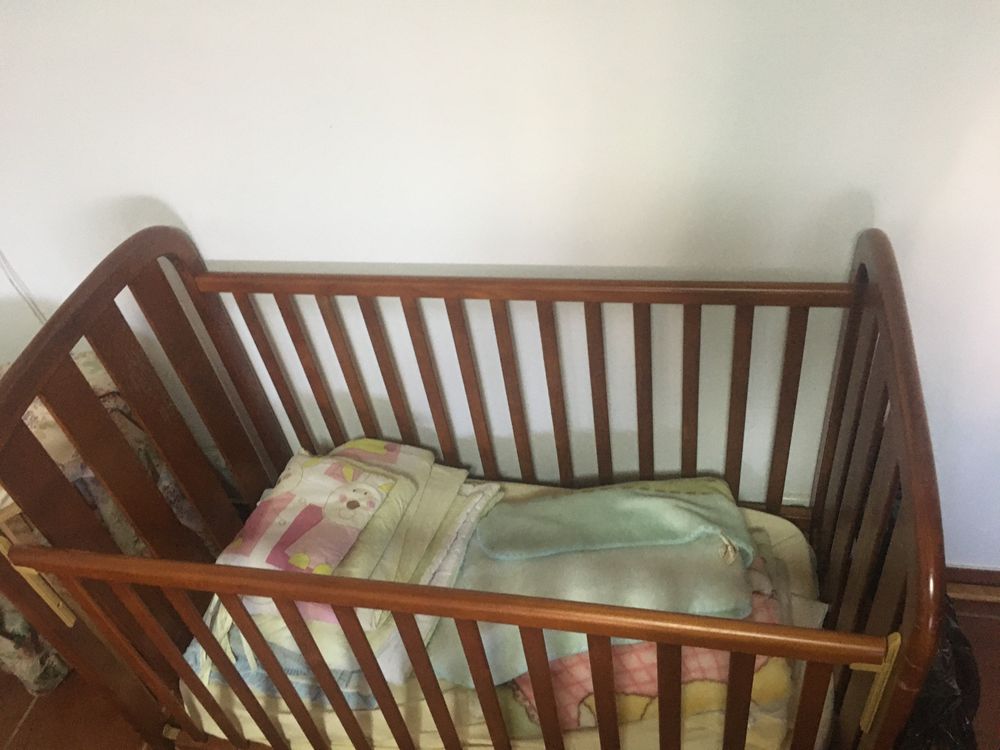 Cama de grades com colchão e roupa