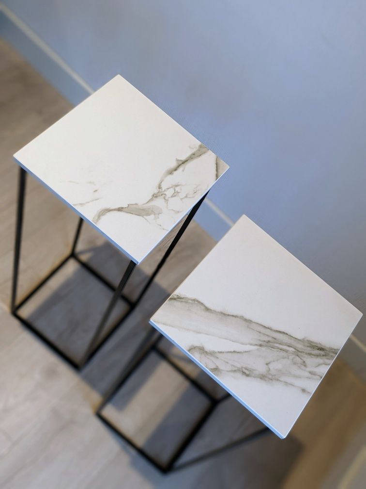 Loftowe, metalowe stoliczki ze spieku kwarcowego calacatta Dekton