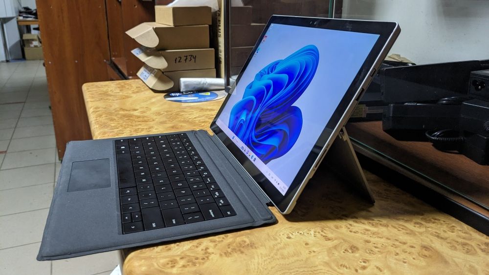 Surface Pro 5 LTE 4G model 1807 12.3" i5-7300U 8/256Gb Win 11