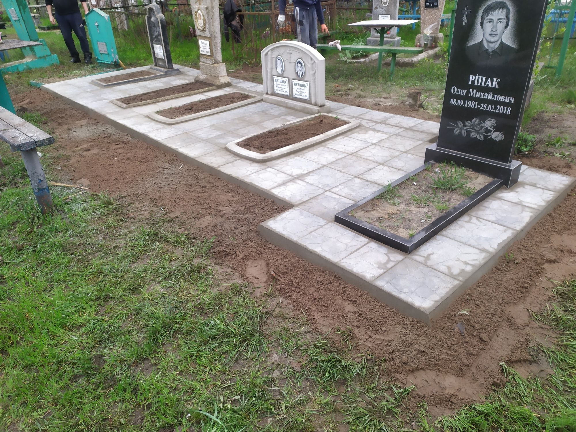 Укладка тротуарной плитки на кладбище Днепр