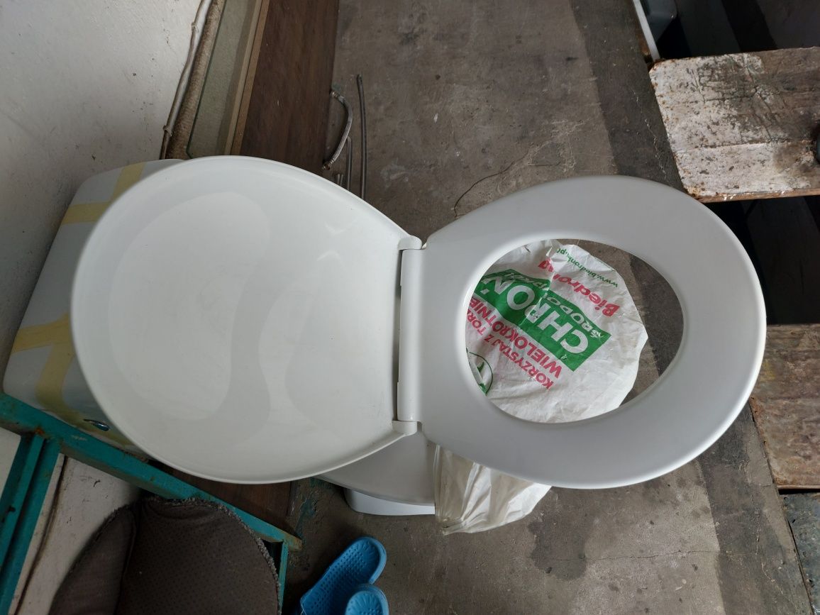 Kpl. WC .spłuczka + deska.