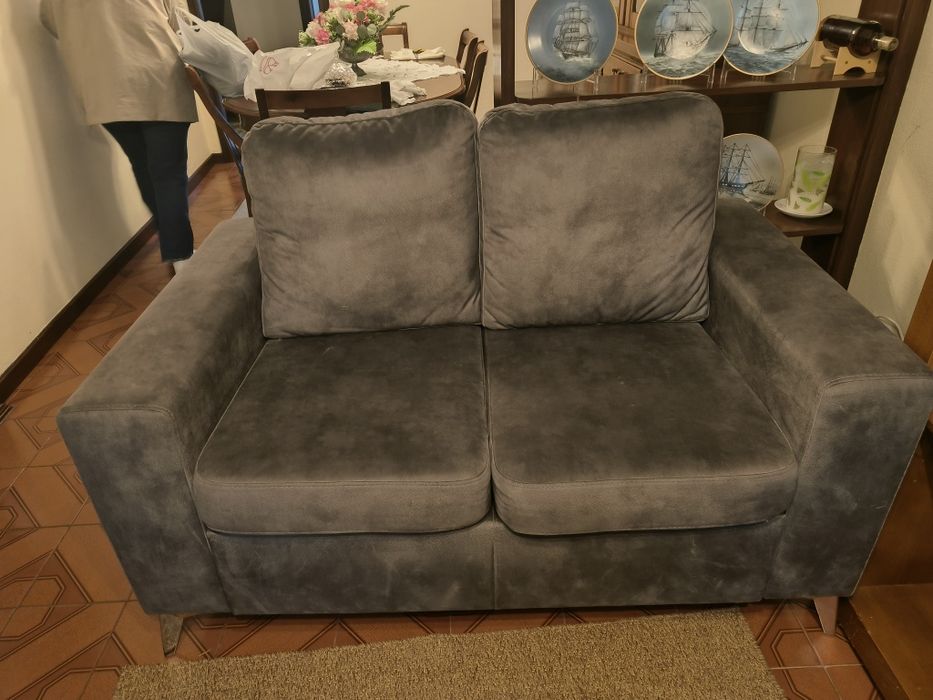 Sofá cinzento dois lugares