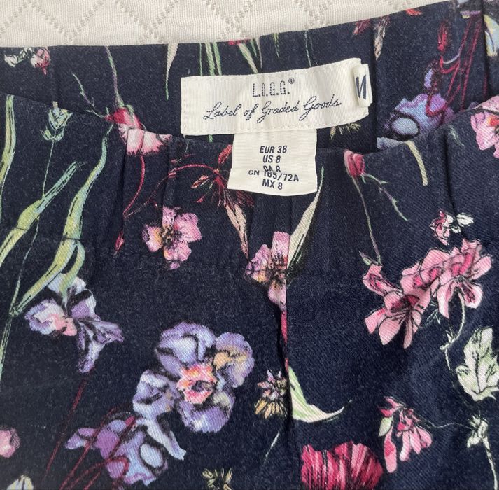 Calcas em tecido floridas base cor preta