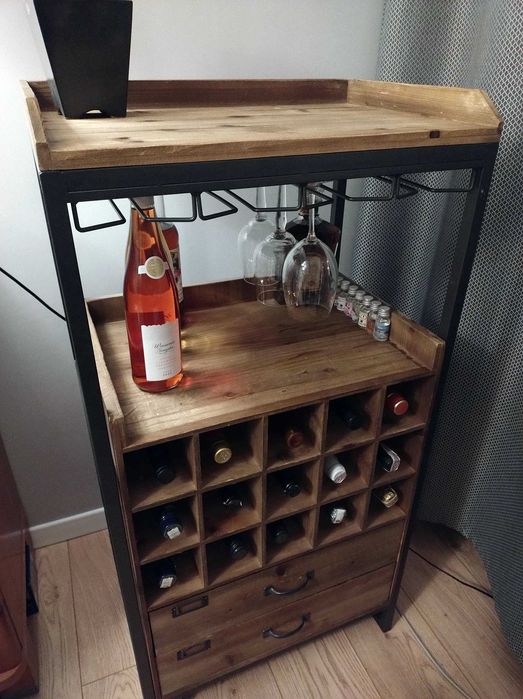 Barek (szafka, regał, bufet) na kieliszki i wino. Drewno jodłowe. Loft