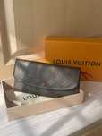 (Nowe) LV Portfel damski Louis Vuitton Emilie Monogram czerwona klamra