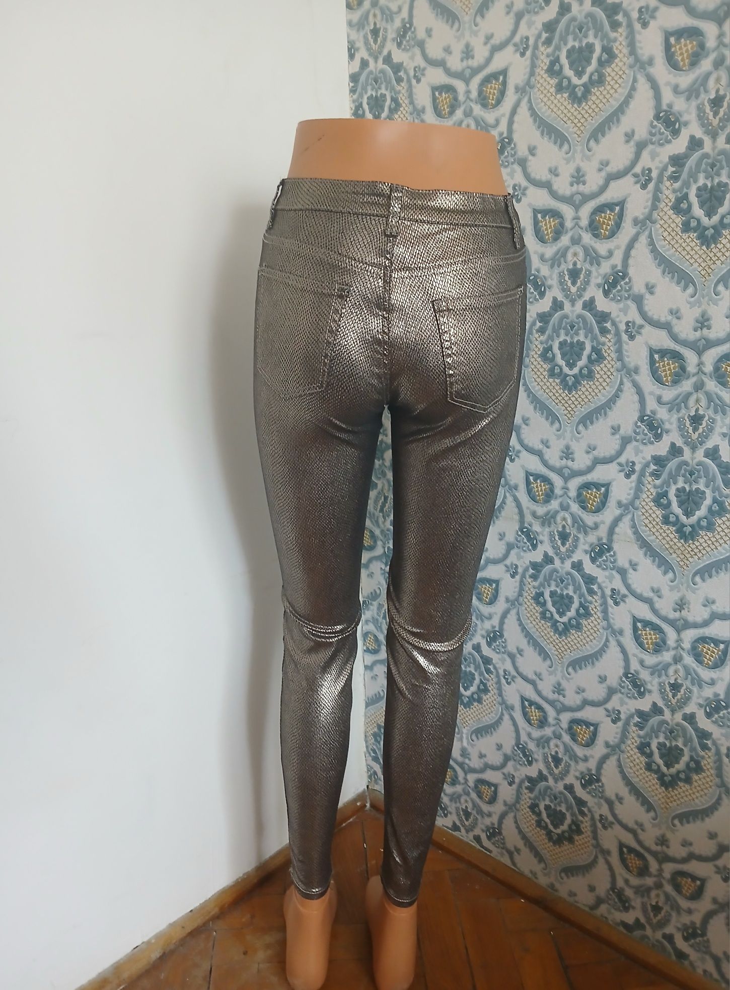 Spodnie skinny, motyw węża, łuski. Rozmiar S/36.