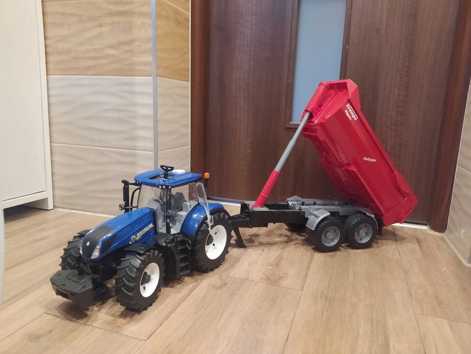 Bruder Traktor New Holland + przyczepa kiper 2-osiowa Krampe.