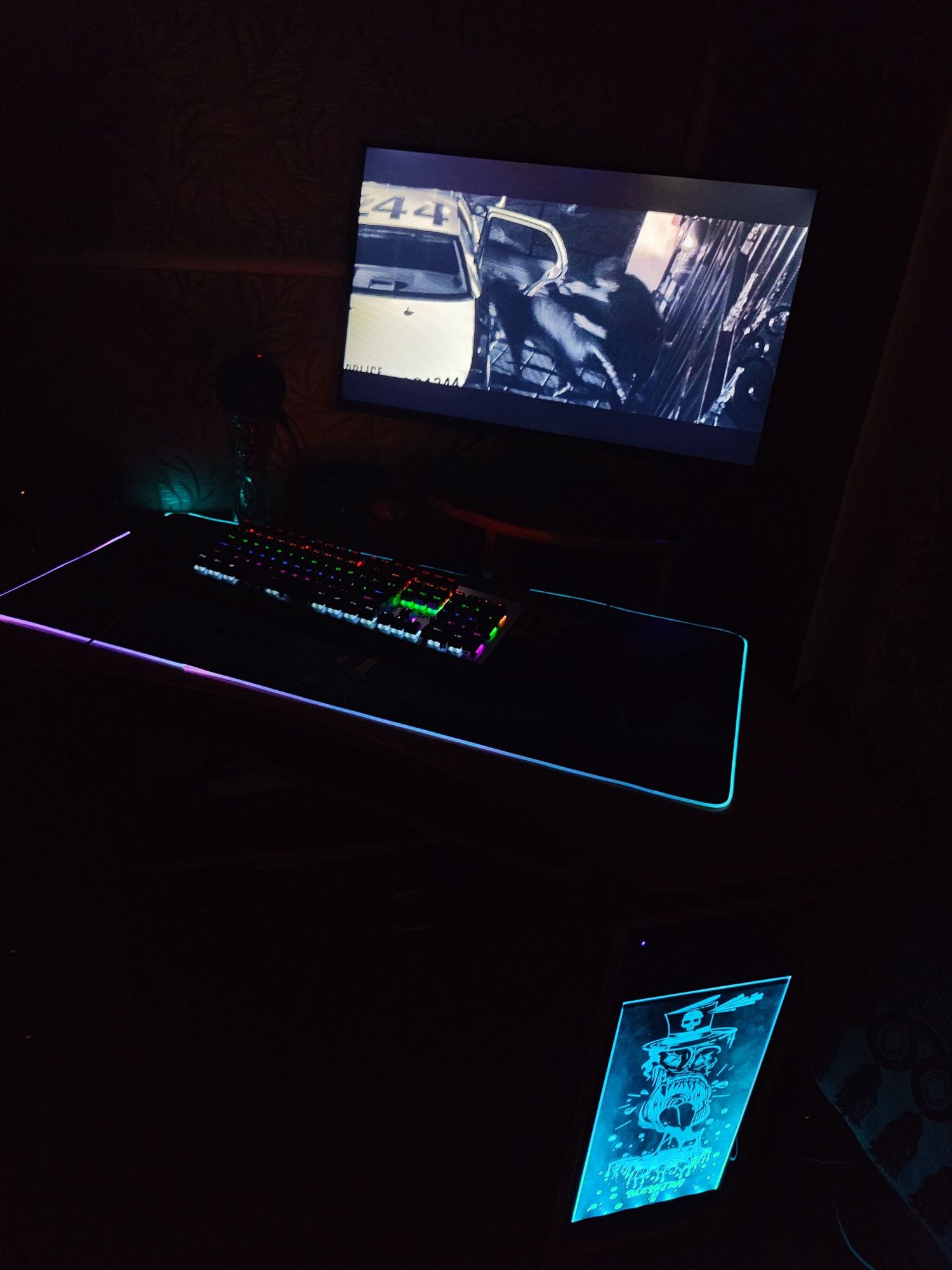 Мощный игровой  компьютер в комплекте с монитором клавиатурой и мышкой