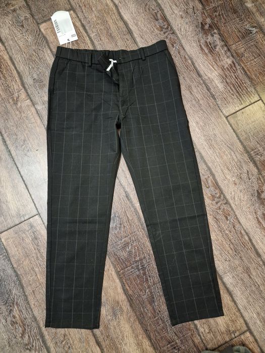 Czarne spodnie w kratkę