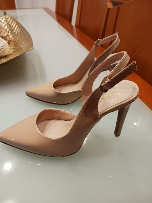 Sandálias beje em verniz