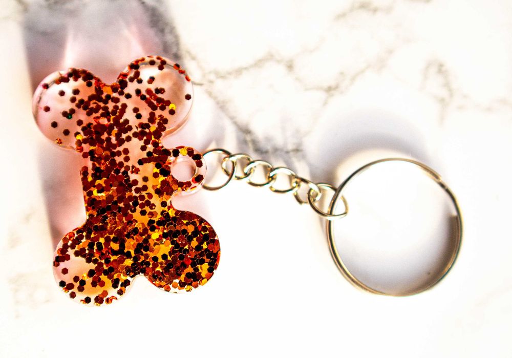 Nowy złoto-przezroczysty z czarnym brokatem brelok w kształcie kostki