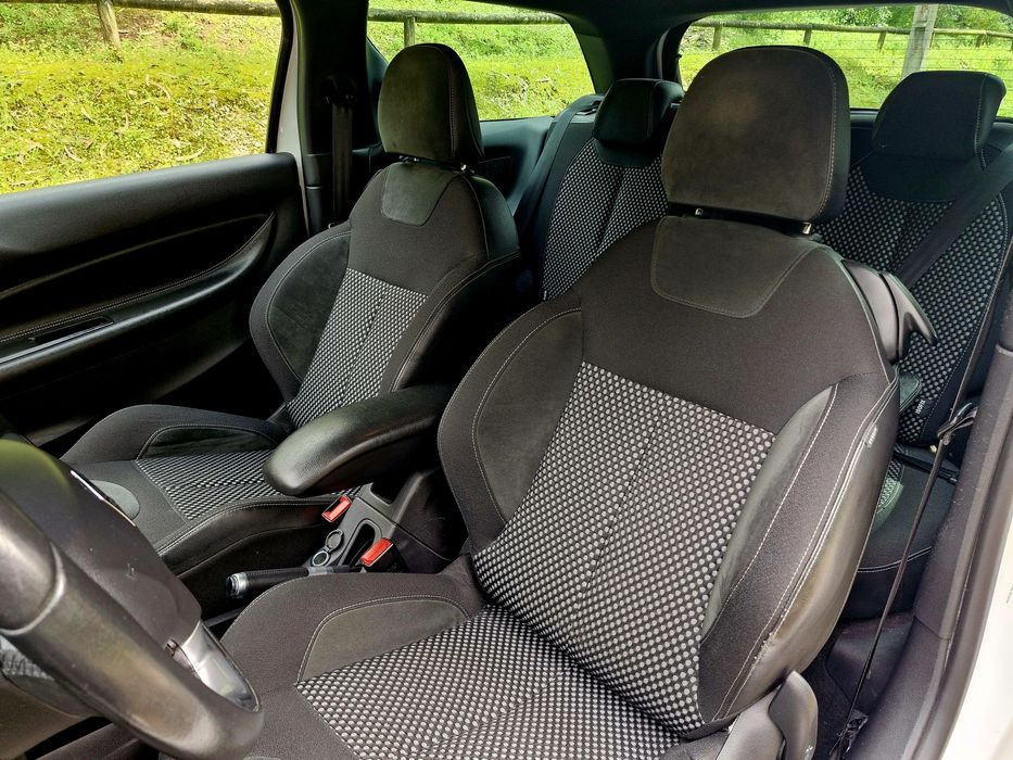 CITROEN DS3 1.6 HDI 92cv

2012/12
GPS
COMANDOS VOLANTE
LED'S
L