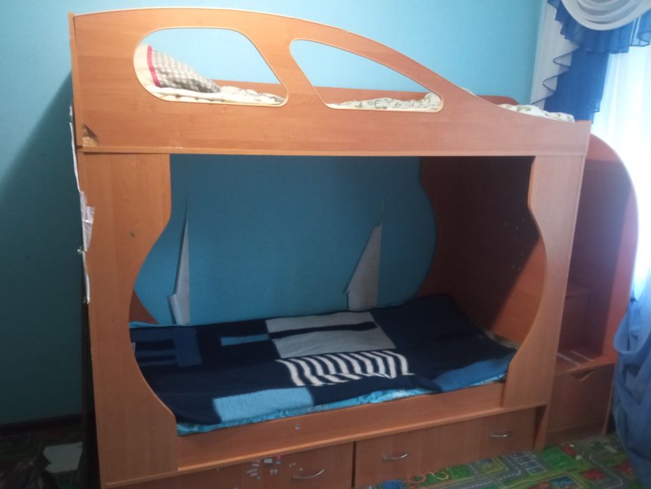 Продам детскую двух ярусную кровать с боковими ступенямі.