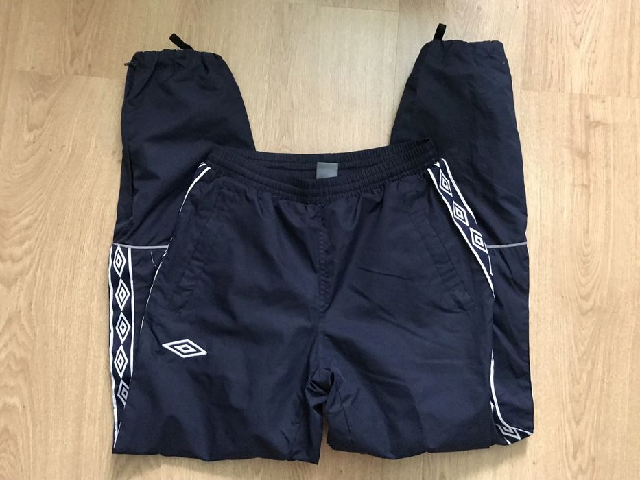 Granatowe dresy Umbro ze ściągaczami