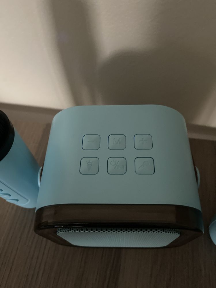 Coluna karaoke com 2 microfones