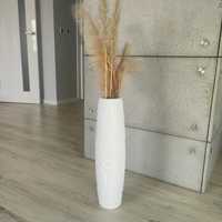 Wysoki biały podłogowy wazon wraz z dekoracjami trawami