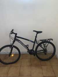 Bicicleta b-twin azul e preta