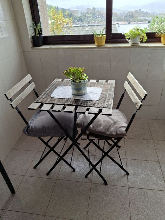 Conjunto. Mesa com 2cadeiras