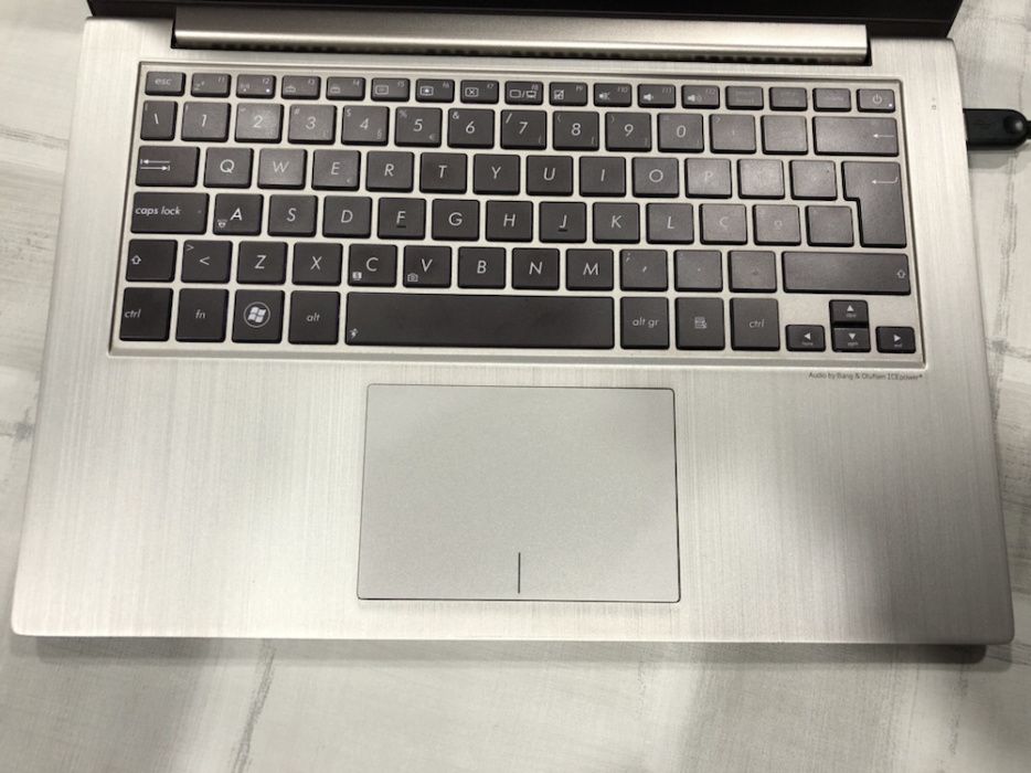 ASUS 13” UX303UA ultrabook i5 10GB ram 64 bit
