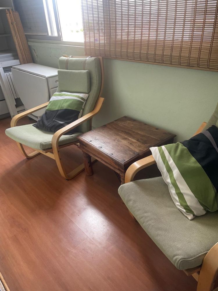Conjunto de 2 cadeiras com almofadas + mesa de apoio em madeira maciça