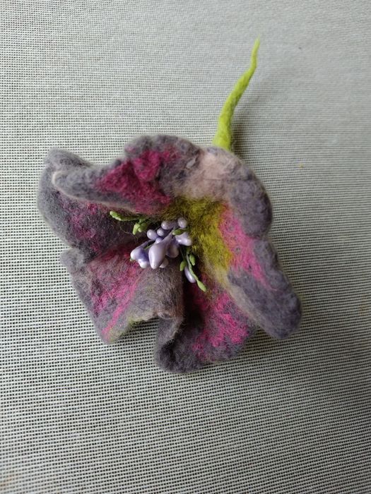 Broszka kwiat ręcznie ficowany 1. Przypinka