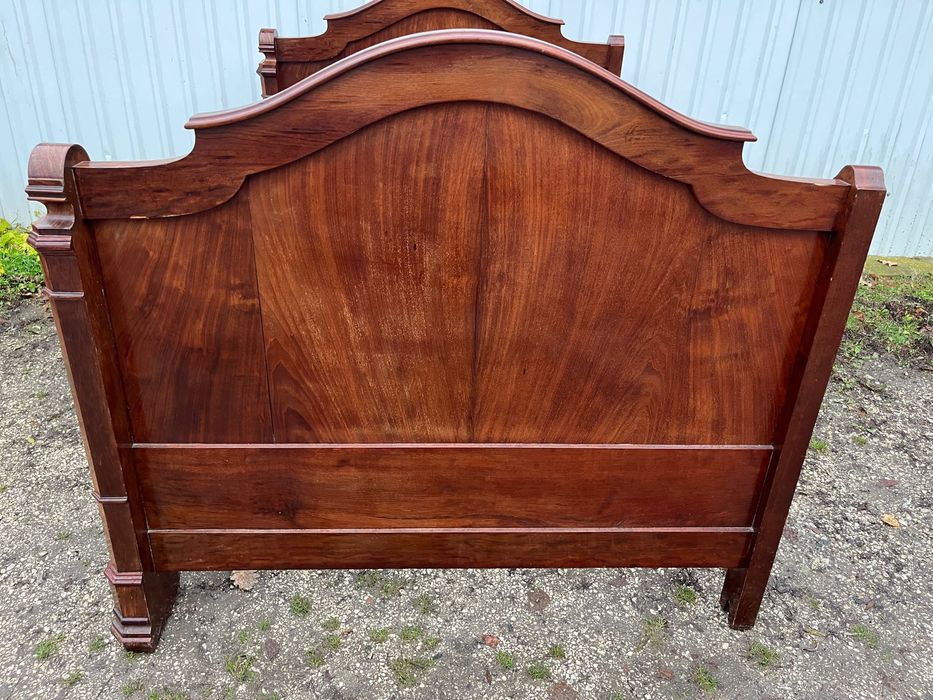 Stare łóżko Biedermeier .