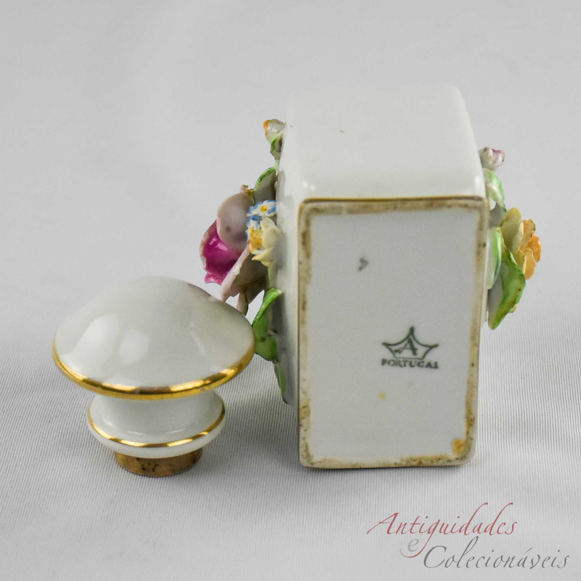 Frasco de Perfume em porcelana Artibus com flores em relevo e dourado
