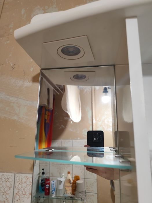 Подвесной шкаф с зеркалом в ванную комнату