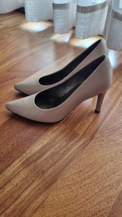 Sapatos em pele cor nude